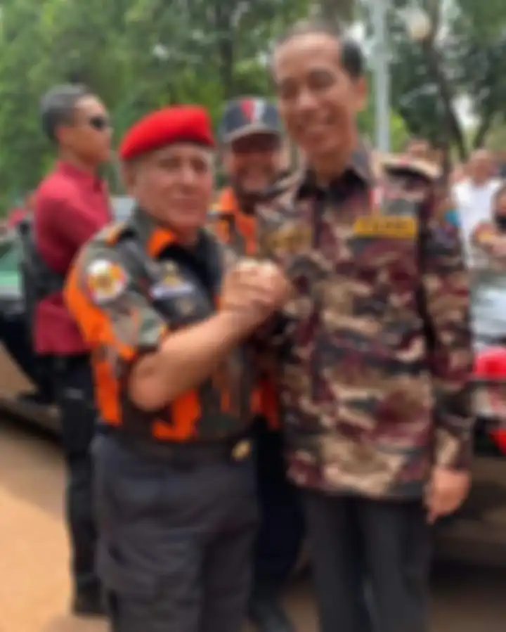 Ketua Umum Pemuda Pancasila, Yapto Soerjosoemarno bersama Presiden Joko Widodo. 