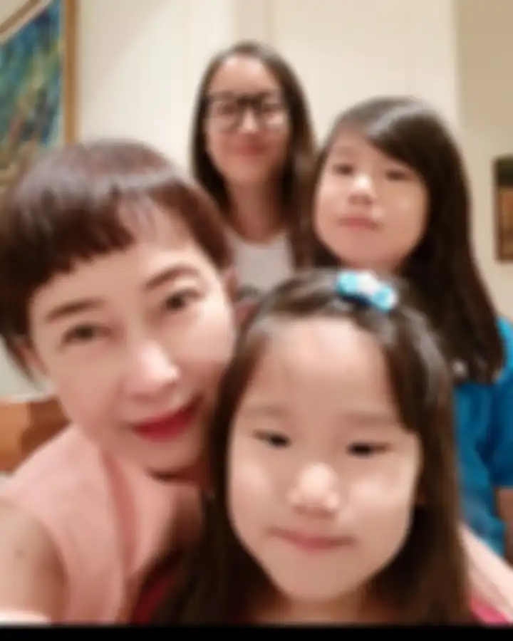 Rosy Riady bersama para cucunya.