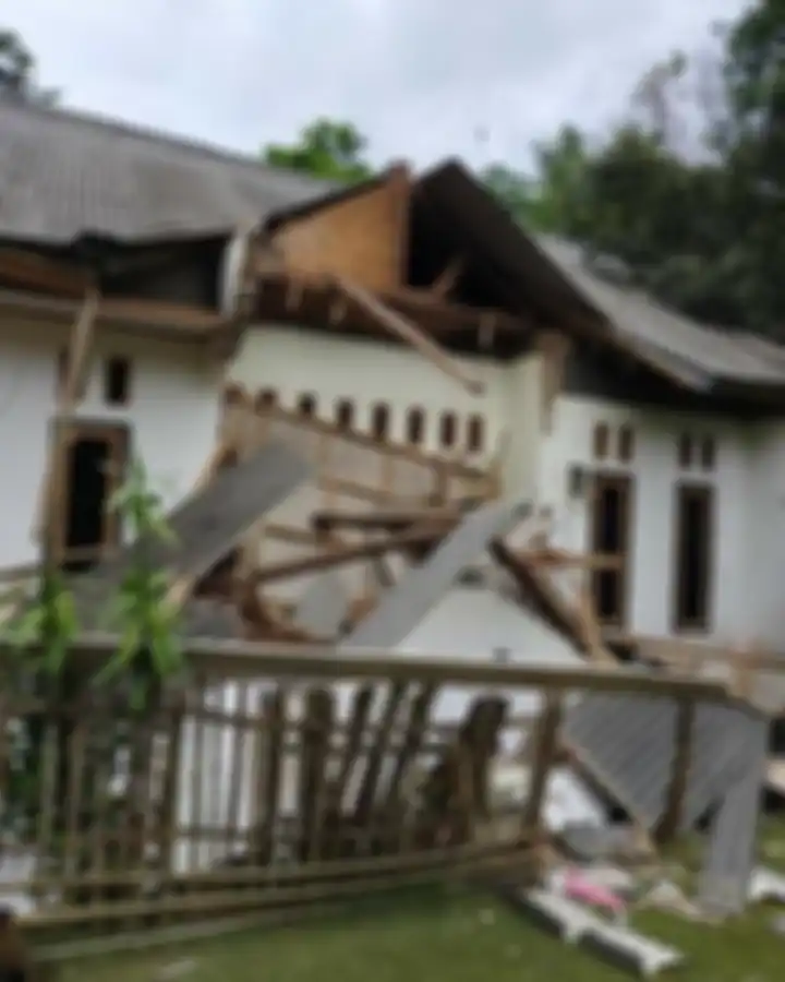 Dari sejumlah foto rumah warga Pandeglang yang rusak parah itu, penelitian megathrust selatan Jawa kembali menjadi perbincangan.