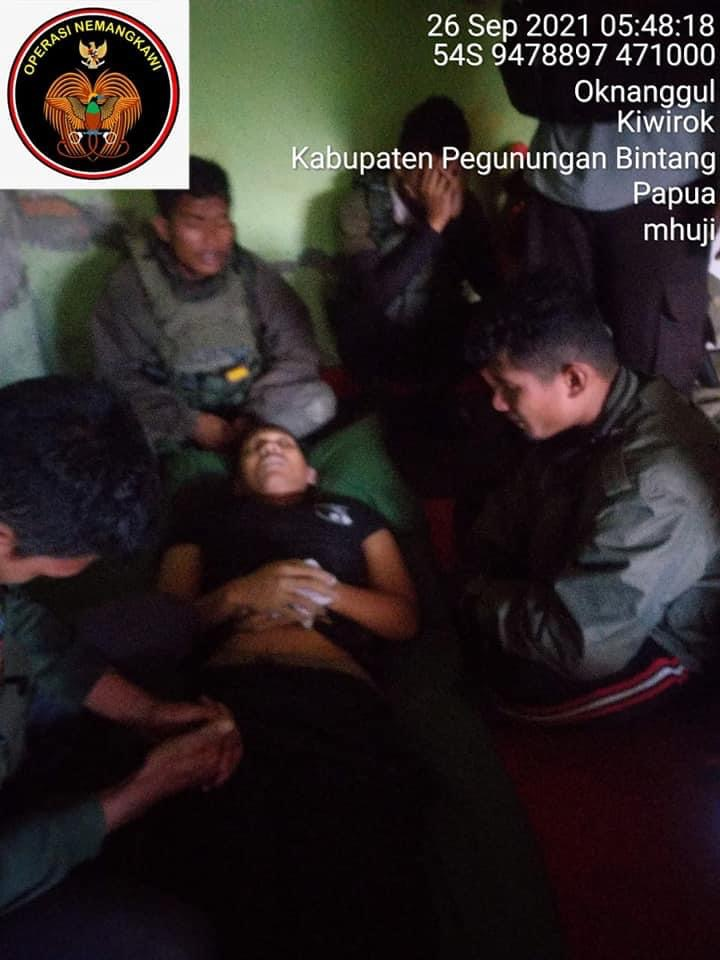 Foto jasad Bharatu (Anm) Muhammad Kurniadi Sutio dikelilingi rekannya di Satgas Nemangkawi beredar di media sosial.