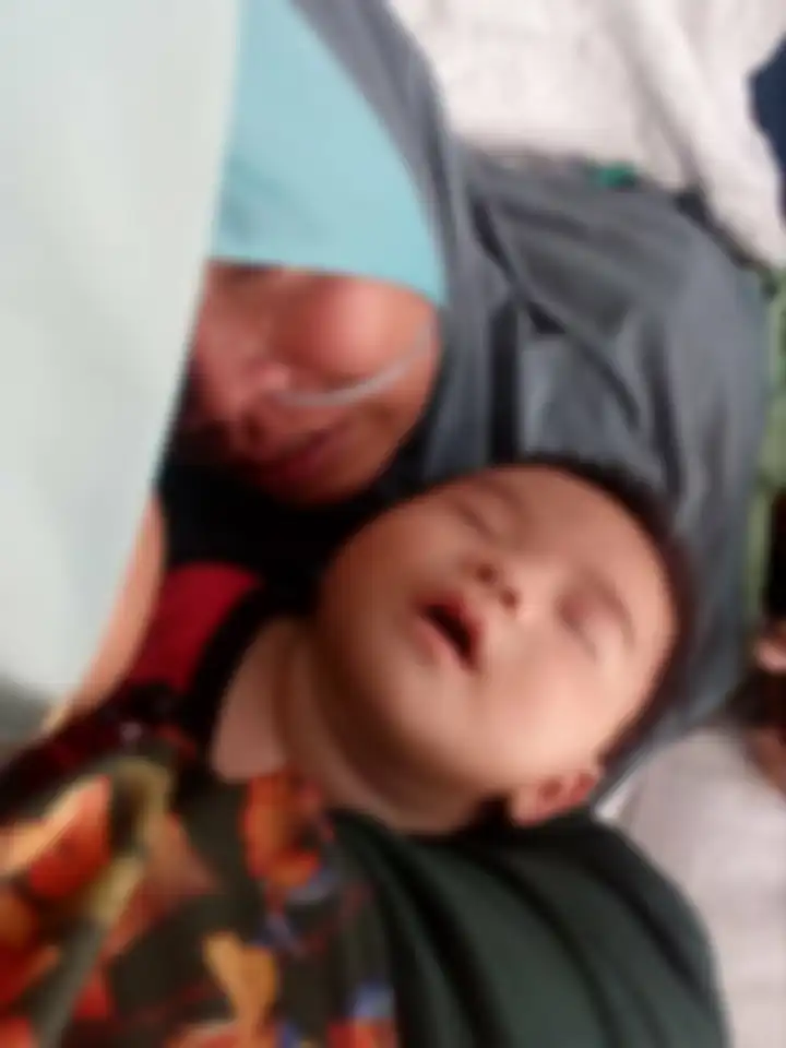 Nur Fadila akhirnya merasakan sentuhan bayinya untuk pertama kalinya setelah mengalami koma selama lima bulan pasca melahirkan.