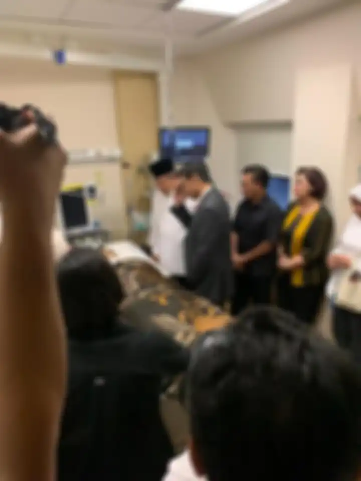 Jenazah Ani Yudhoyono ditutup dengan kain batik yang disiapkannya untuk lebaran