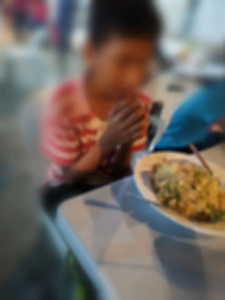 Anak jalanan itu berdoa terlebih dahulu sebelum makan.