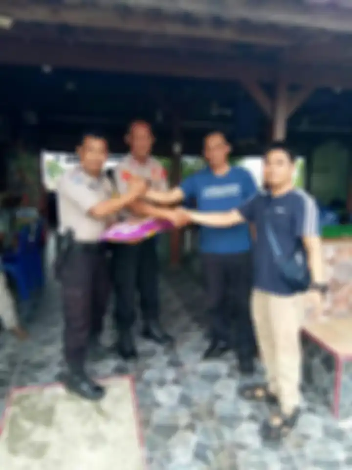 Foto Ndaru Kusumo bagi-bagi sembako menjadi sorotan. 