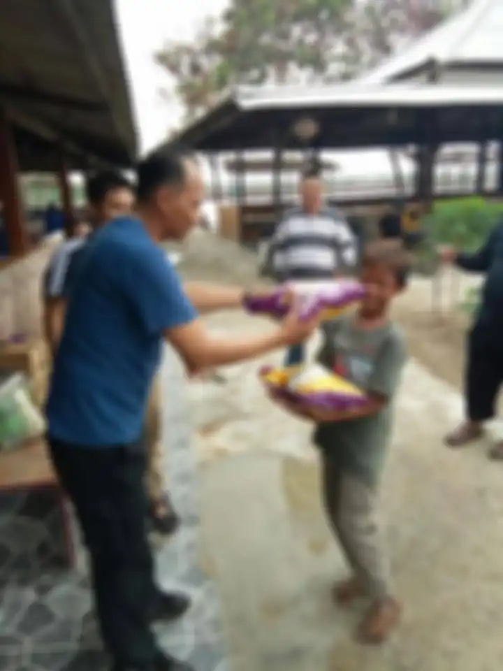 Foto Ndaru Kusumo bagi-bagi sembako menjadi sorotan. 