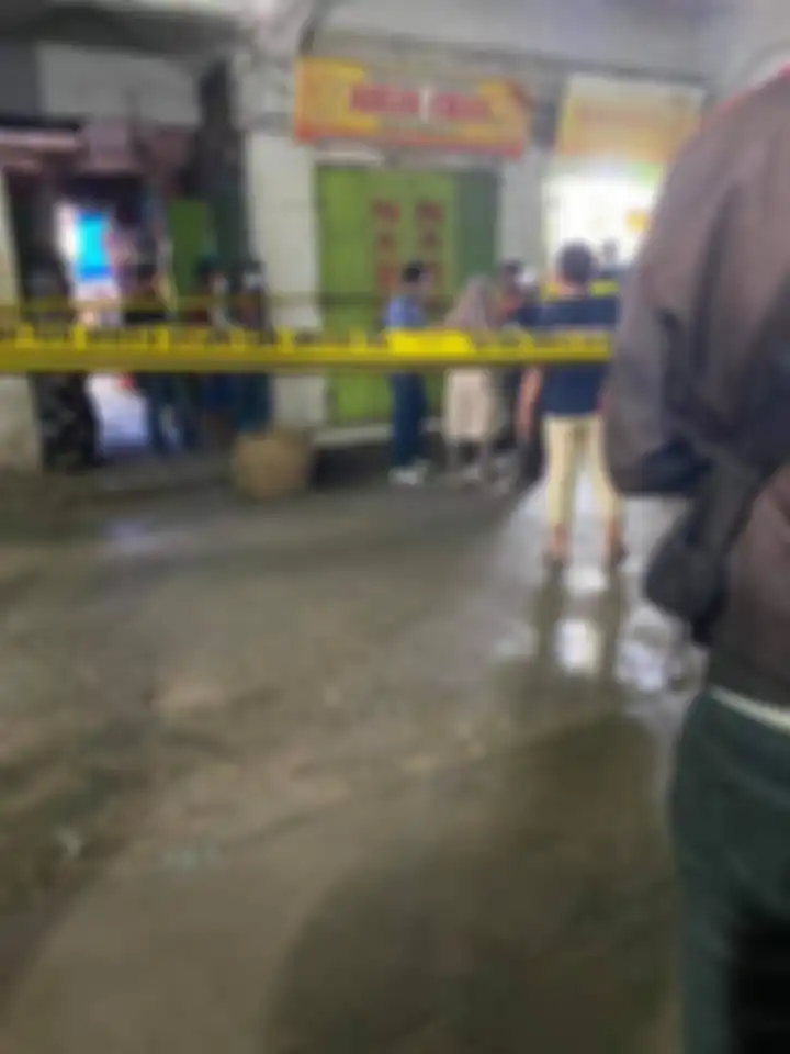 Kondisi toko emas usai perampokan yang terjadi di Pasar Simpang Limun, Medan. Foto korban tembak dalam peristiwa perampokan toko emas di Medan beredar di media sosial. 