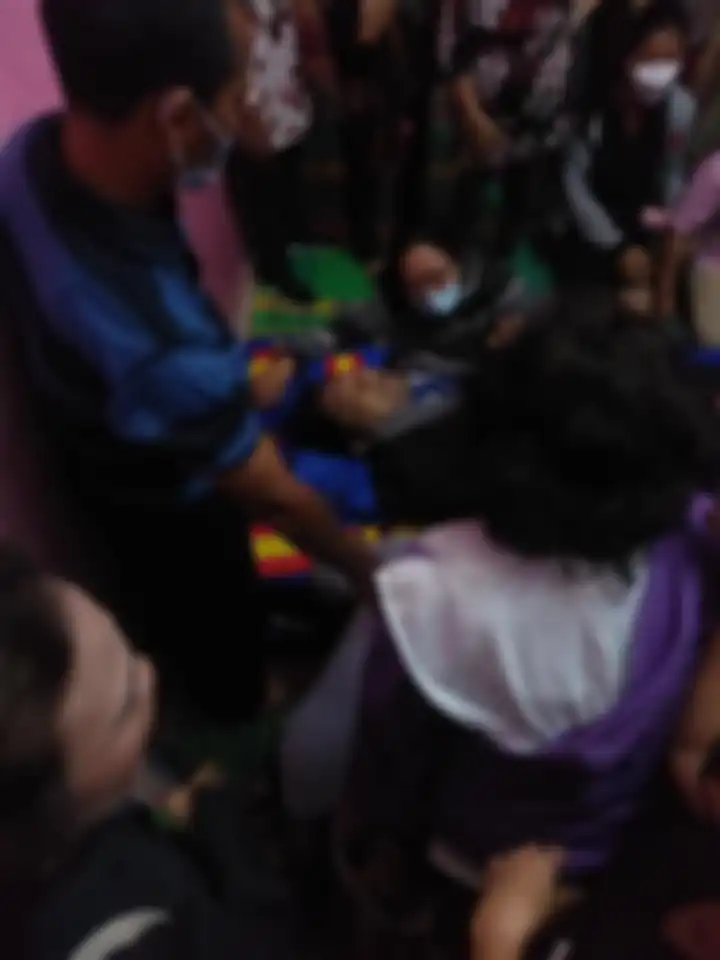 Foto jenazah Poltak Pasaribu yang menjadi korban tembak dari Ipda OS ditangsi keluarga dan kerabatnya. Profesinya diungkap polisi. 