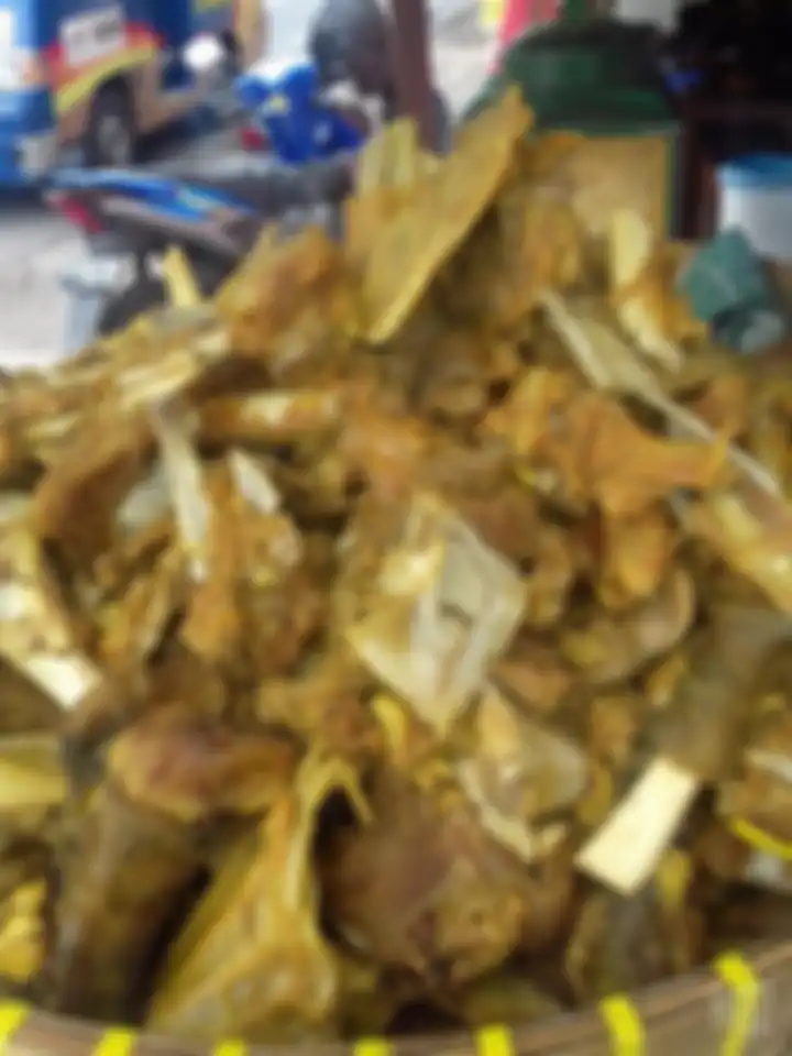 Warung tengkleng yang viral gegara dituding ngeruk harga. Kini, Foto Bu Harsi saat melayani pembeli di dalam warung tengkleng miliknya juga disebarkan di media sosial.