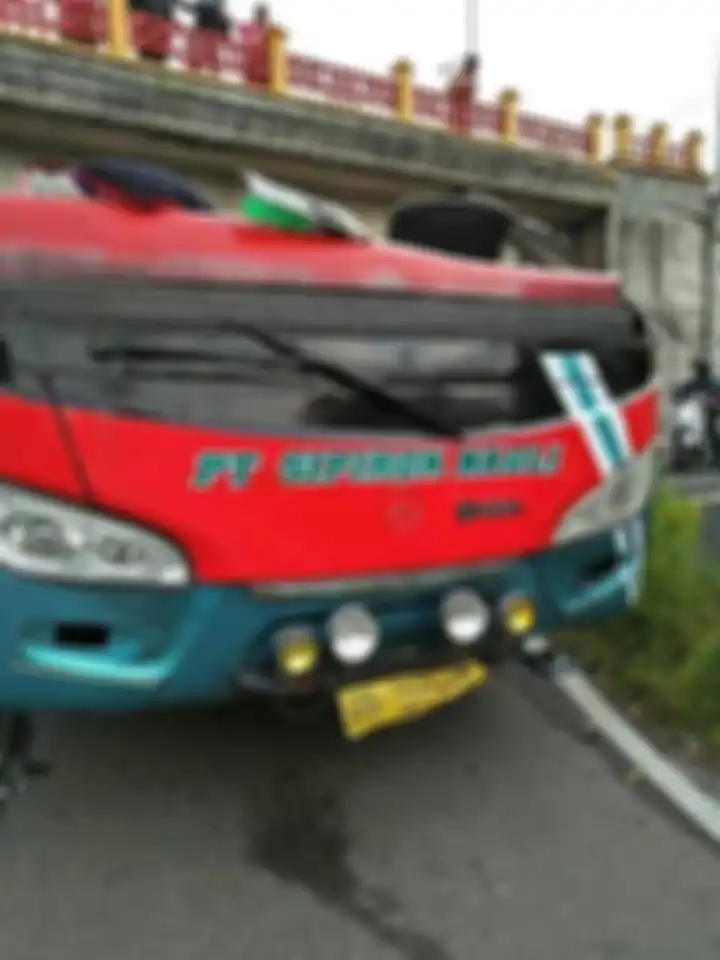 Foto bus Sipirok Nauli yang terbelah bagian atapnya di Padang Panjang bikin kaget warga. Polisi memburu sopir bus yang kabur.