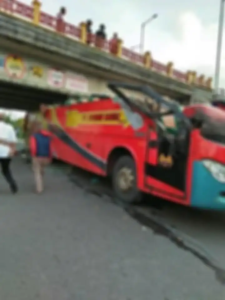 Foto bus Sipirok Nauli yang terbelah bagian atapnya di Padang Panjang bikin kaget warga. Polisi memburu sopir bus yang kabur.