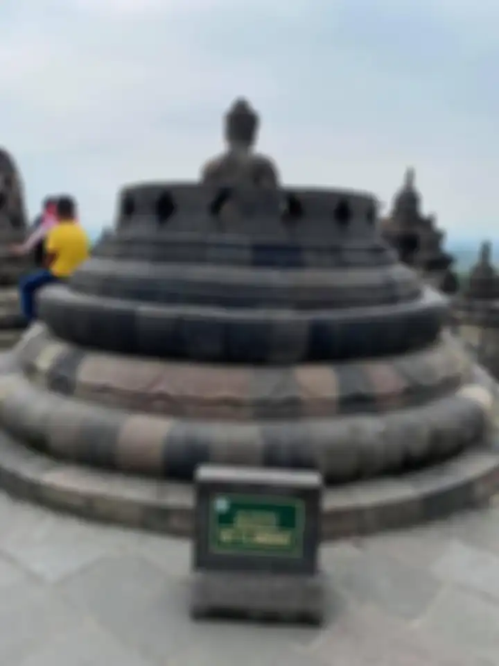 Menko Luhut bakal menaikkan harga tiket Candi Borobudur jadi Rp 750 ribu. Ahli arkeologi menyentil foto pengunjung injak-injak stupa. 