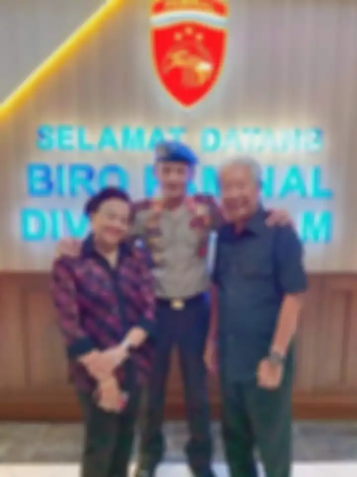 Sosok petinggi Polri yang bertemu ayah Brigadir Yosua di rumah duka terungkap. Brigjen Hendra Kurniawan ungkap hal sensitif ini. 