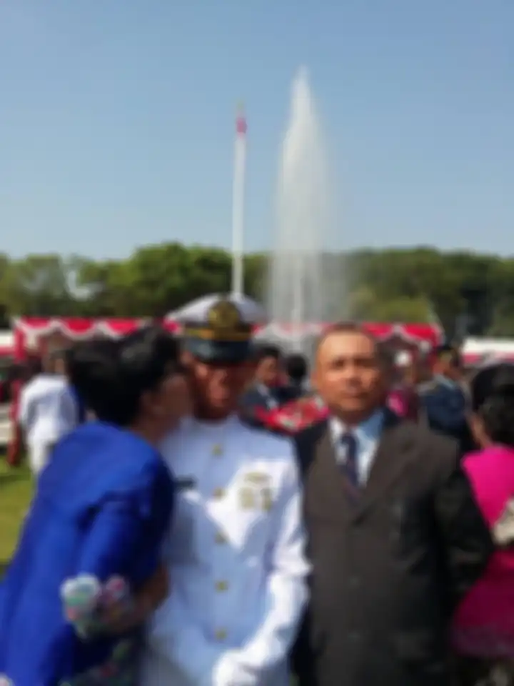 Ibunda Judistira Eka Permady pilot pesawat TNI AL yang jatuh ternyata bawahan Mensos Risma. Dia bangga 2 kali foto di Istana Jokowi. 
