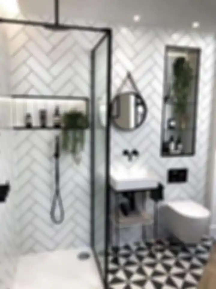 Desain kamar mandi sederhana terlihat semakin mewah karena pemakaian elemen dekorasi khusus. Foto interiornya direkomendasi.