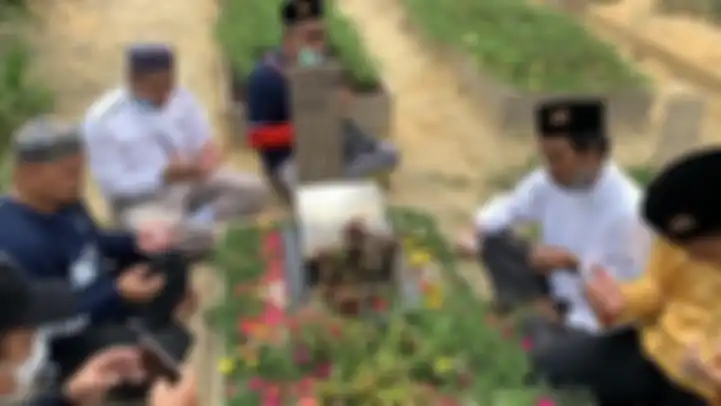 Ustaz Abdul Somad mengunjungi makam Ustaz Tengku Zulkarnain pada Sabtu (14/8/2021). Terakhir kali berjumpa, UAS mencium tangan sang ulama kondang.