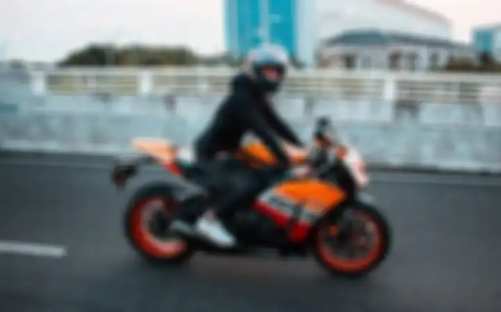 Kriss Hatta saat sunmori naik motor sport mahal, Honda CBR1000.