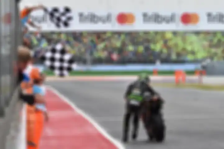 Johann Zarco mendorong motornya ke garis finish