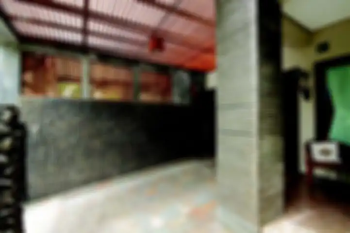 Dinding carport separuh bagian menggunakan kisi-kisi untuk merespons angin. 