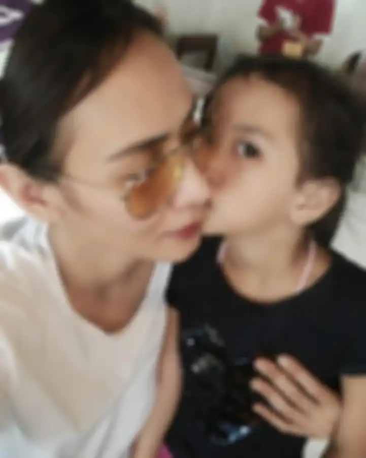 Wenny Ariani yang menolak tawaran tes DNA dari Rezky Aditya bikin murka netizen. Wajah Kekey disebut mirip almarhumah Vanessa Angel. 