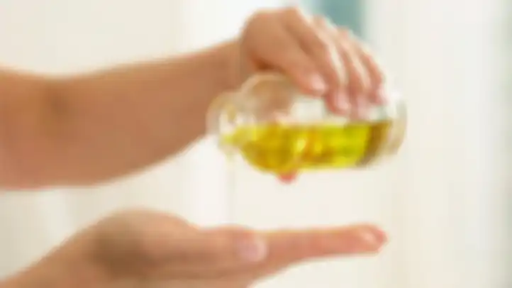 Ilustrasi memakai cleansing oil
