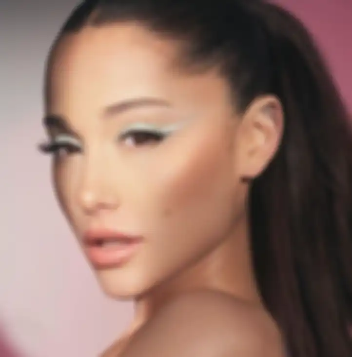 Ariana Grande ngaku menyesal lakukan filler bibir dan suntik botox saat usianya 20 tahun