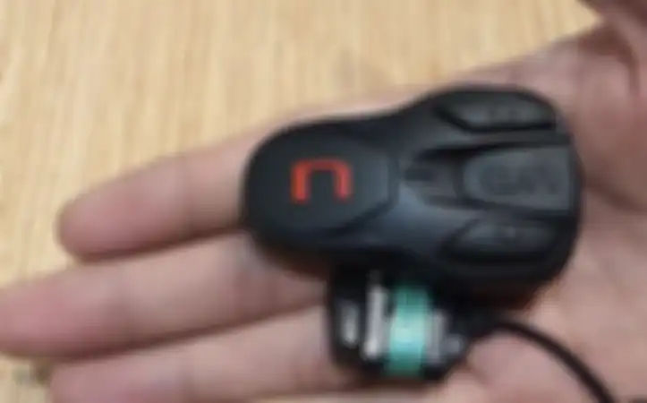 Karena baterainya terpisah, N-Com ini punya modul kecil banget.