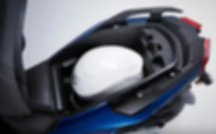 Bagasi motor matic baru Kymco KRV200 2023 cukup luas bisa muat satu helm.