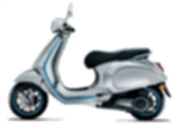 Tampak samping motor listrik Vespa Elettrica.
