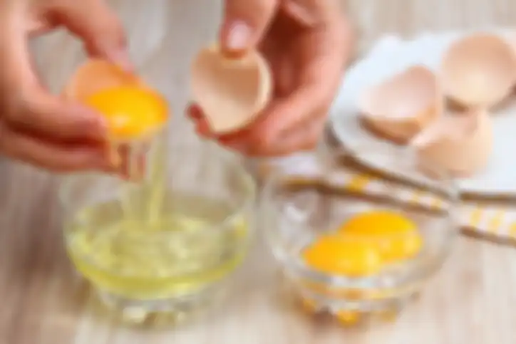 Memisahkan kuning telur dan putih telur
