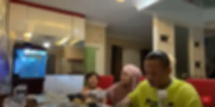 Momen buka bersama Sule bersama Nathalie dan anak bungsunya, Ferdi