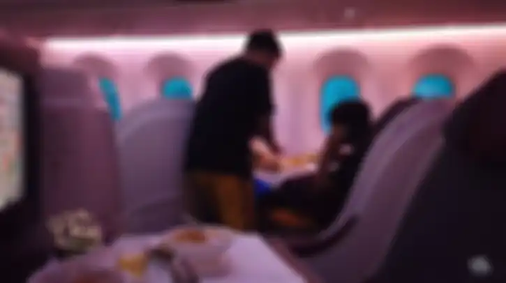 Ruben Onsu menyiapkan makanan untuk Betrand Peto di dalam pesawat.