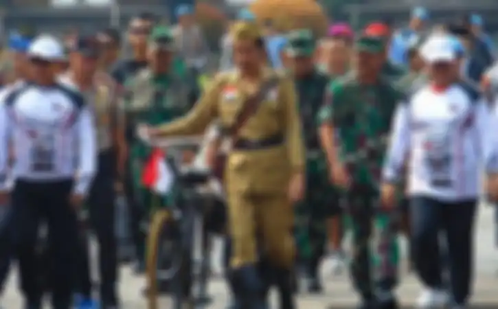 Presiden Jokowi naik sepeda ontel di perayaan Hari Pahlawan di Bandung, Jabar.