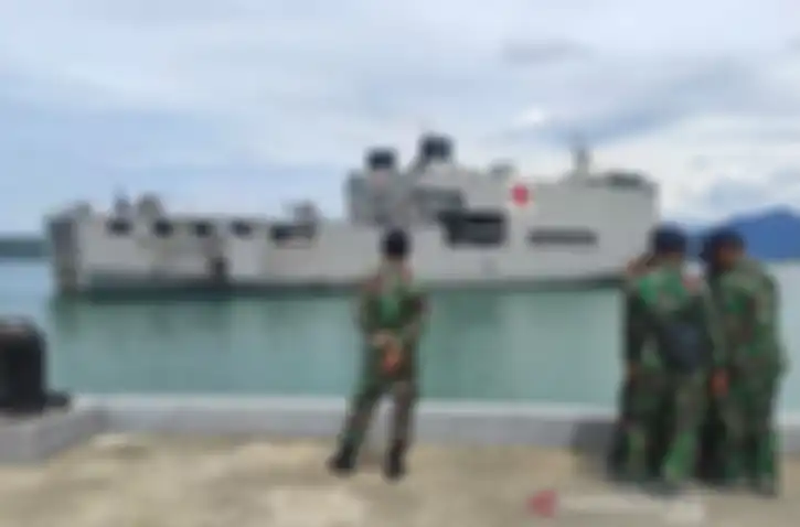 Kapal Rumah Sakit TNI AL KRI dr Suharso di perairan dermaga Lanal Mamuju, Sulawesi Barat, Selasa (19/1/2021). 