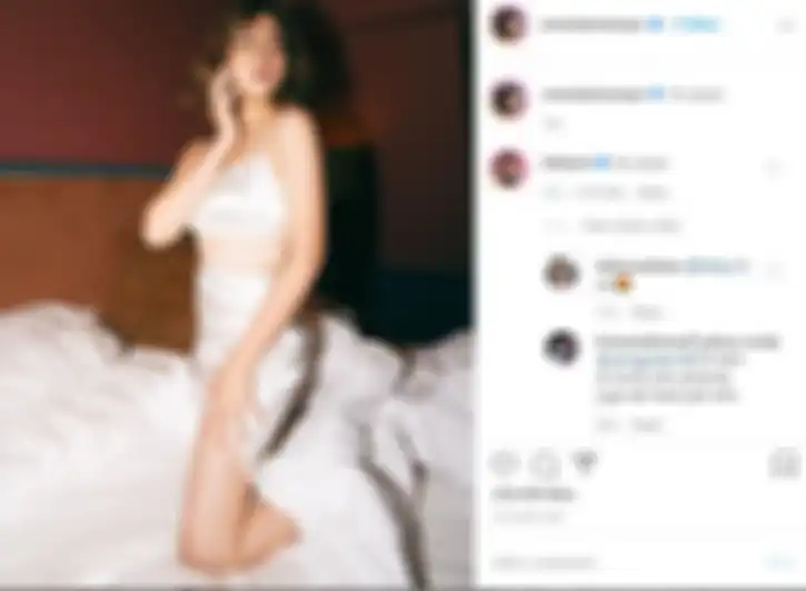Pose seksi Amanda Manopo di atas ranjang