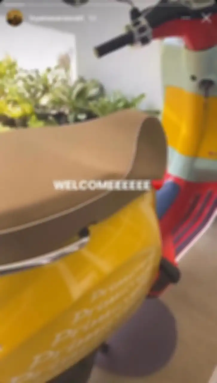 Isyana Sarasvati dengan Vespa Primavera Sean Wotherspoon