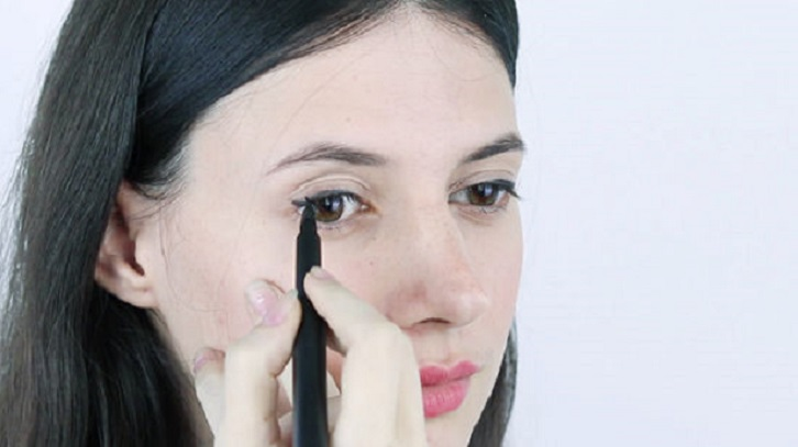 memakai pen liquid eyeliner