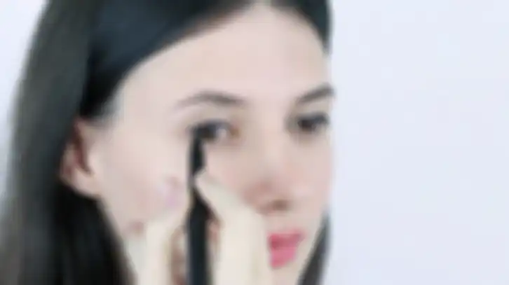 memakai pen liquid eyeliner