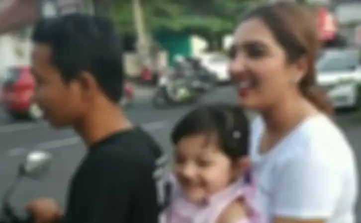 Ashanty asyik naik motor bersama anaknya keliling Bali.