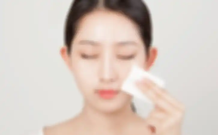Ilustrasi pakai toner biar kulit kenyal dan kinclong