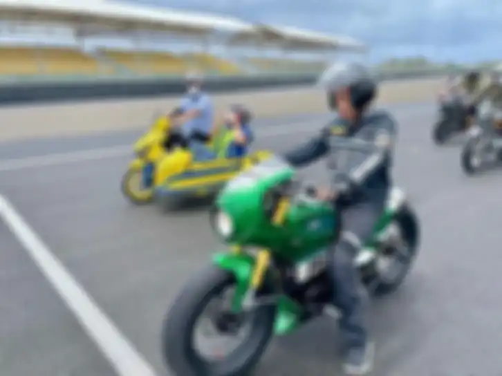 Presiden Jokowi dengan motor custom miliknya yang bergaya cafe racer.