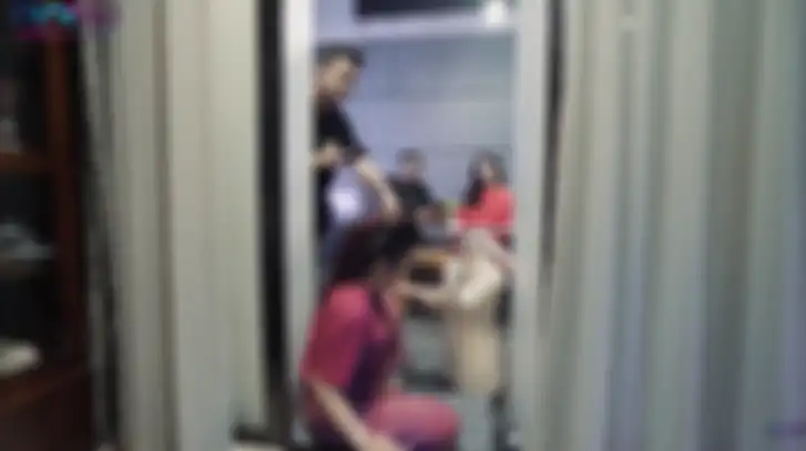 Soimah mengaku hobi duduk di lantai, tepat di tengah-tengah pintu.