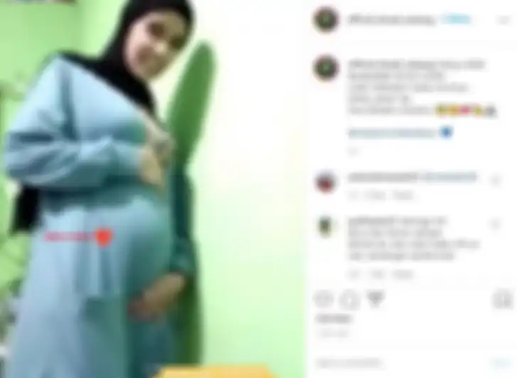 Baru-baru ini, Nadya Mustika istri Rizki DA bikin netizen heboh gegara mendadak perlihatkan perut buncitnya seraya umbar senyuman.