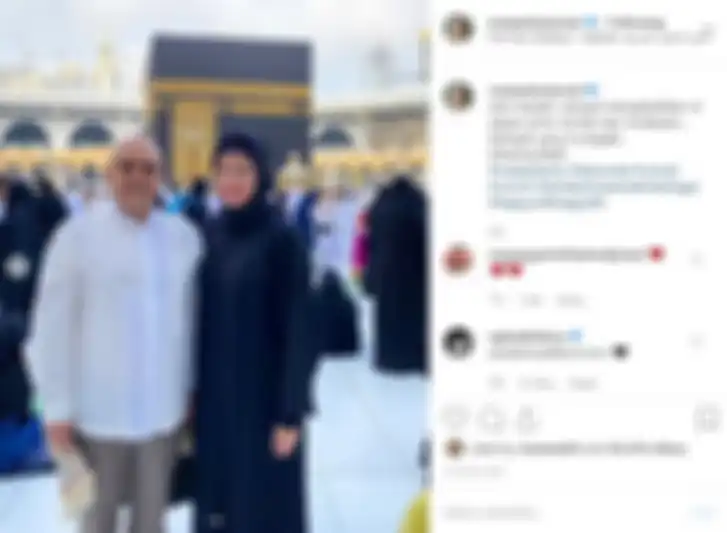 Maia Estianty dan Irwan Mussry berfoto di depan Kakbah
