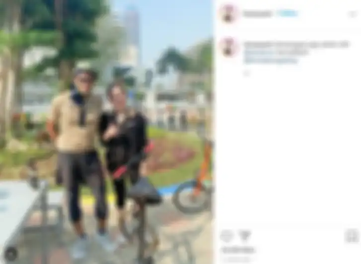  Hana Hanifah kepergok asyik sepedaan bareng Sandiaga Uno.
