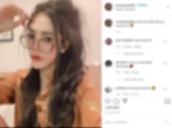 Pamer foto selfie, Vernita Syabilla ramai dihujat netizen usai terseret dugaan kasus prostitusi online.