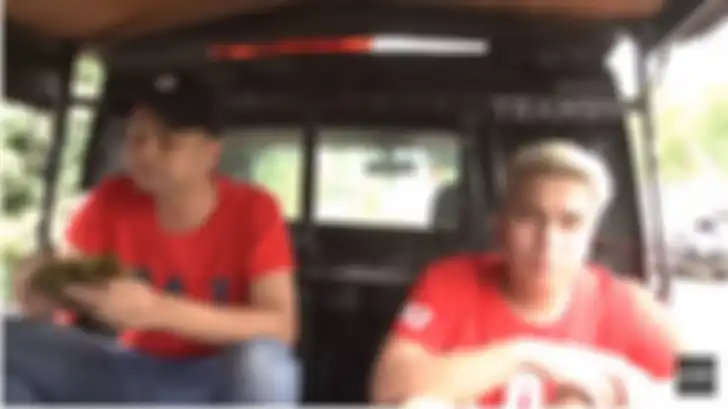 Raffi Ahmad yang tak segan duduk di belakang mobil bak terbuka milik warga. 