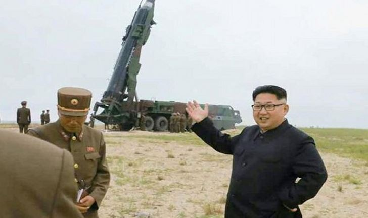 Ilustrasi Kim Jong-un dan senjata baru.