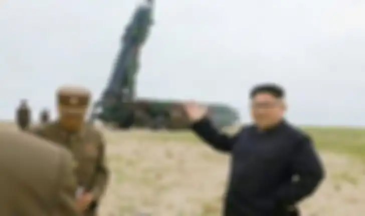 Ilustrasi Kim Jong-un dan senjata baru.