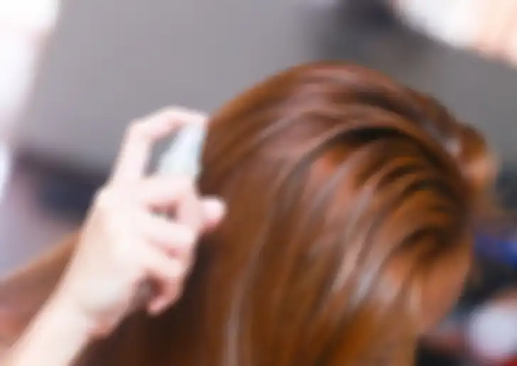 memakai serum rambut
