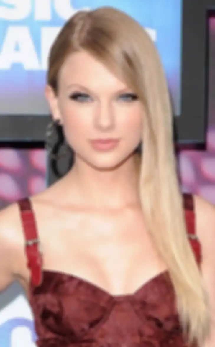 Taylor Swift rambut lurus